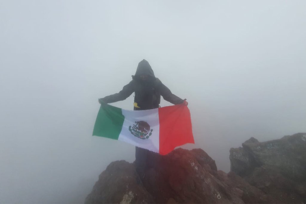 A Mexican flag on La Malinche’s misty summit